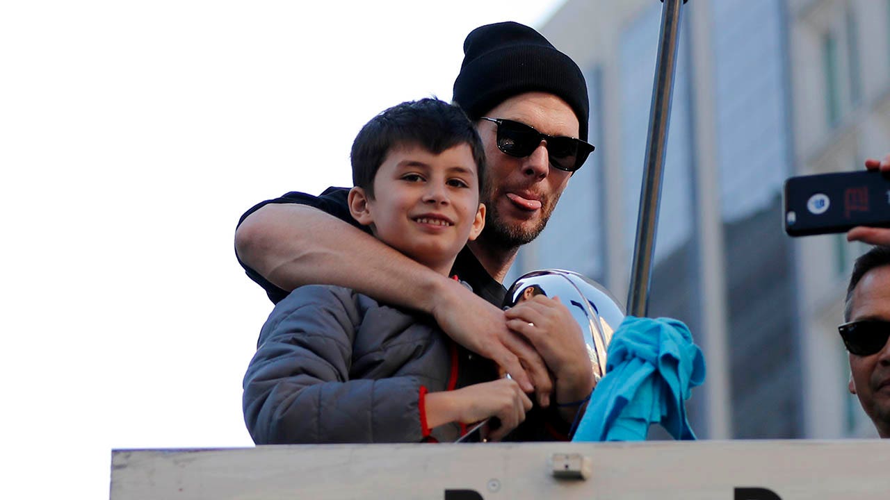 Tom Brady passe la journée au bord de la piscine avec son fils avant le potentiel NFC South