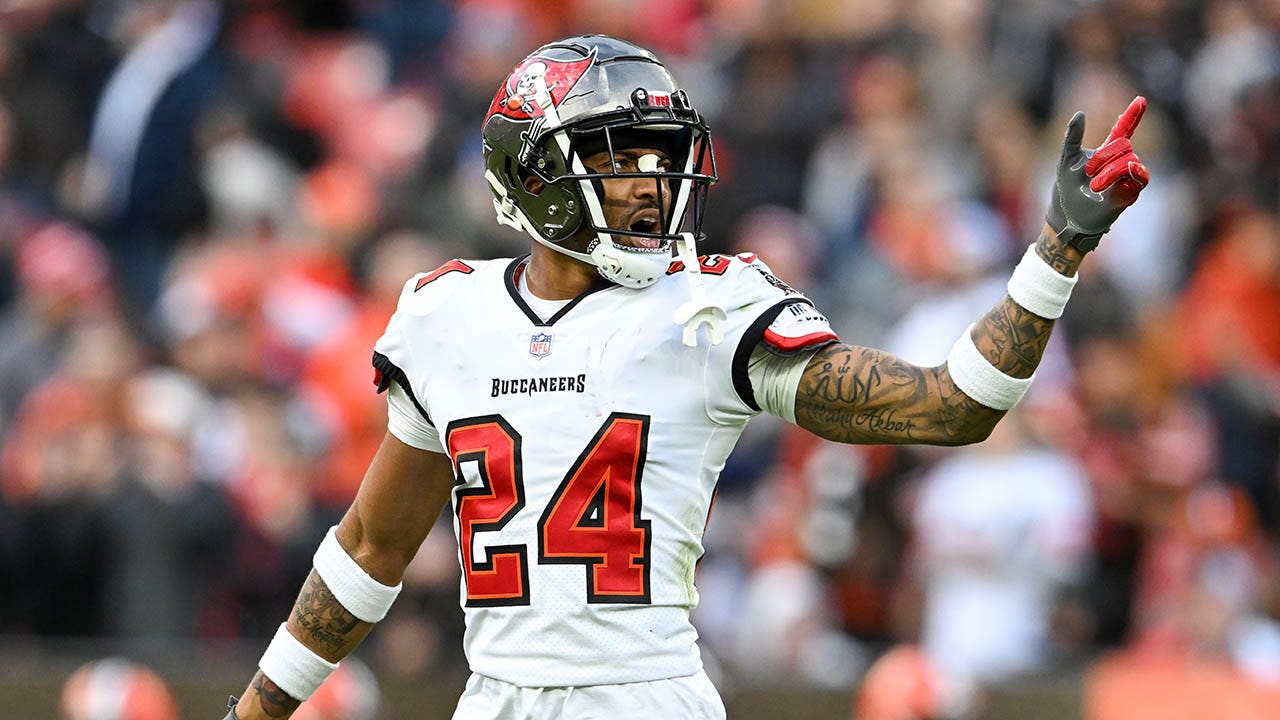 Buccaneers’ Carlton Davis blows off question from reporter who had heated exchange with Giovani Bernard