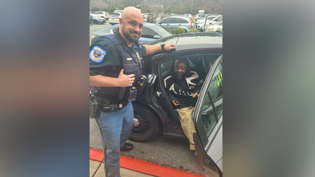 Georgia police officer buys homeless man hotel room, warm meal amid freezing weather: ‘act of service’