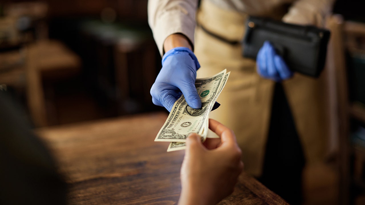 Amazing Christmas surprise: Wisconsin waitress gets $1,000 tip