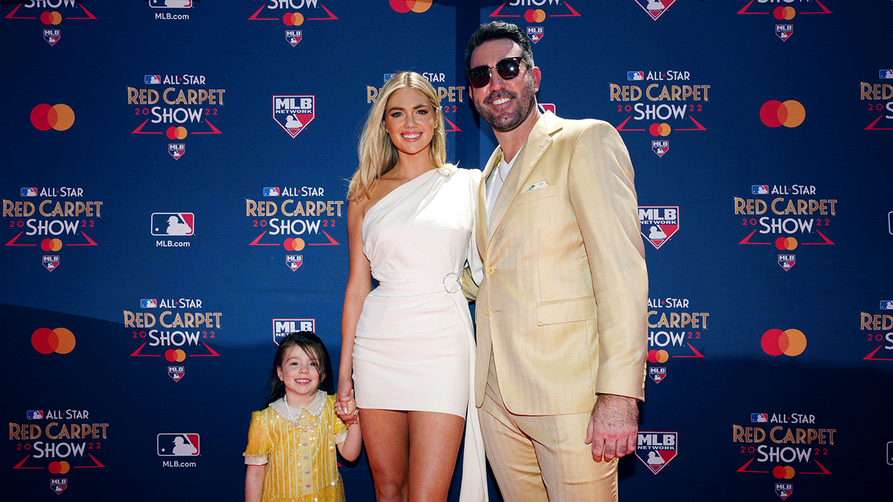 Kate Upton, Justin Verlander e sua filha Genevieve durante o All-Star Red Carpet Show no LA Live em julho de 2022.