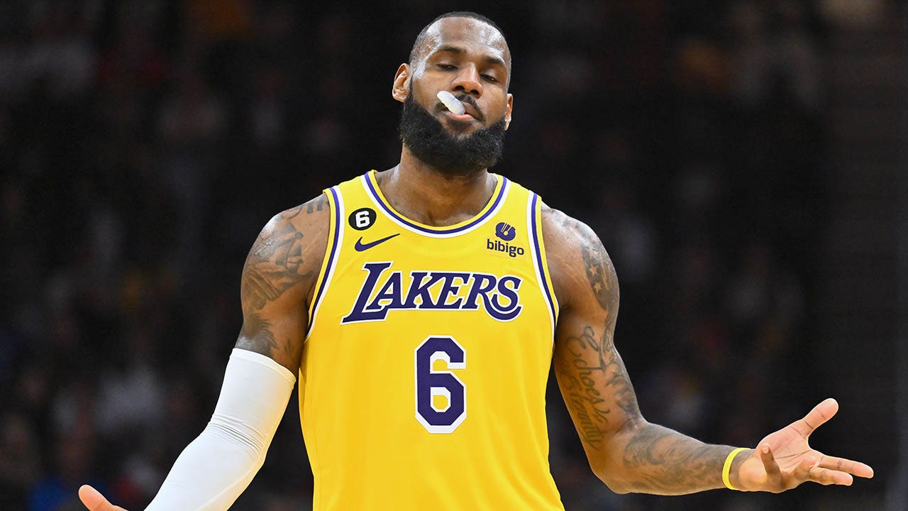 LeBron James tweets apology, still calls Lakers beat reporter a liar after  blowout loss - Silver Screen and Roll