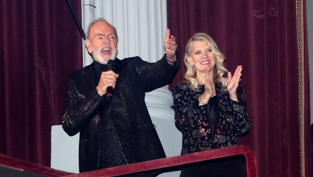 Neil Diamond gives a surprise performance at Broadway opening five