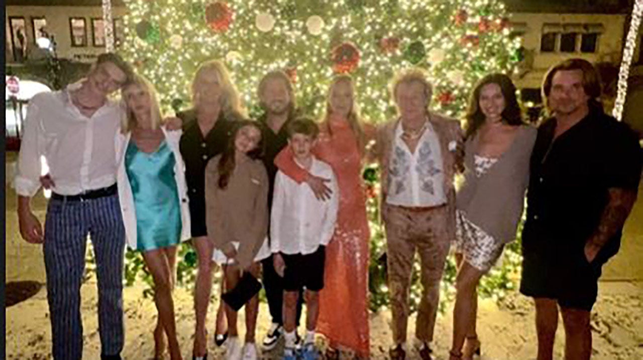 Rod Stewart shares rare Christmas photo with family, including 6 of his 8 kids