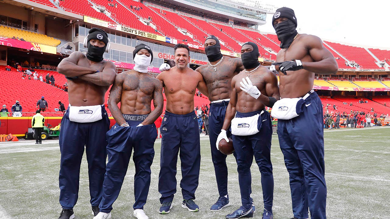 Seahawks held to three points in first half after warming up shirtless in  sub-zero wind chill