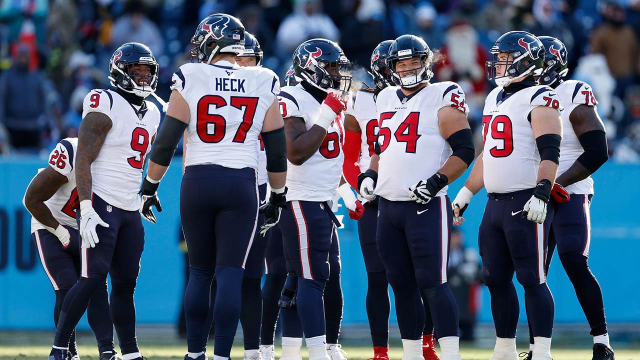 Texans snap 9-game losing streak with huge upset against Titans on