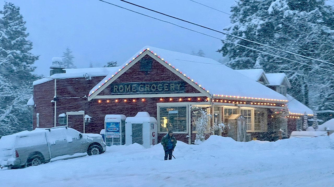 Temperature in Wyoming drops 40 degrees in a half hour as wind chills freeze US, break records