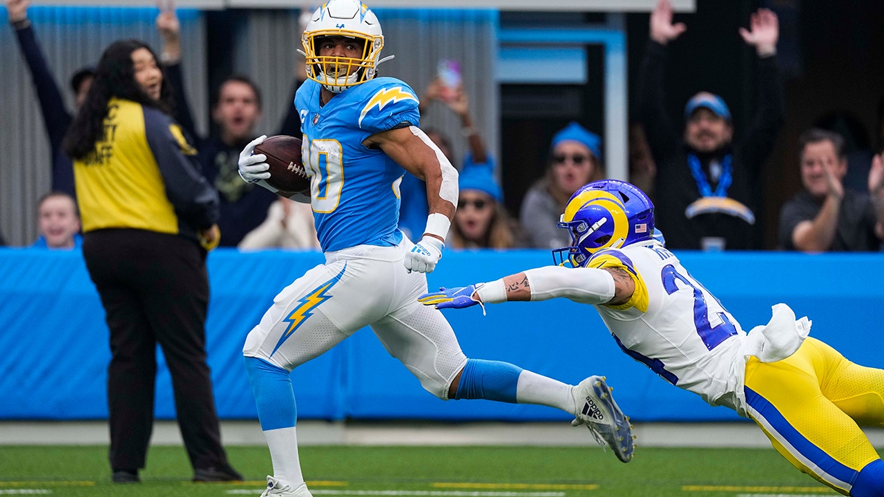 Austin Ekeler se escapa de Taylor Rapp