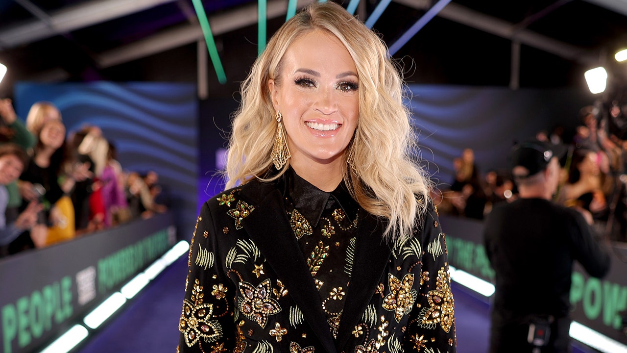 Carrie Underwood says she works out 'to be strong,' no longer focuses on being 'a certain size'