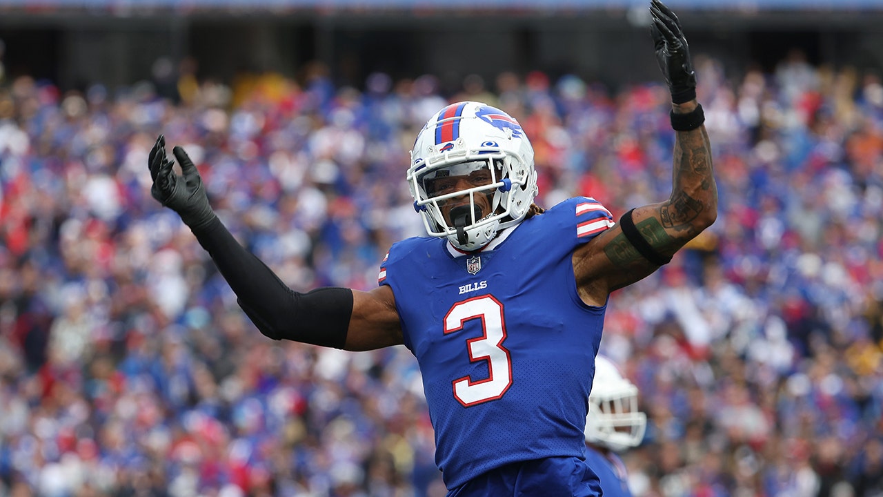 Bills trainer recognized for quick response in Damar Hamlin incident:  'Praise this name and person'