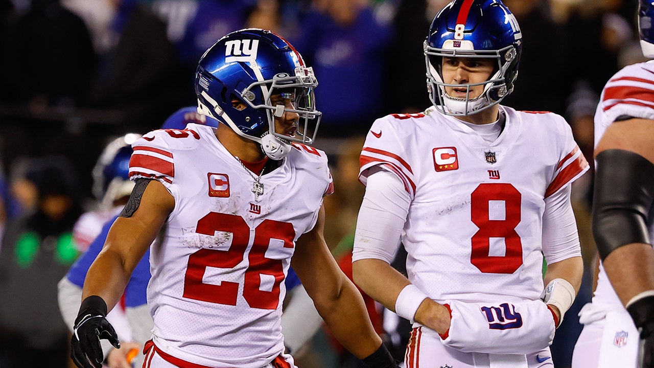 New York Giants quarterback Daniel Jones (8) hands off the ball