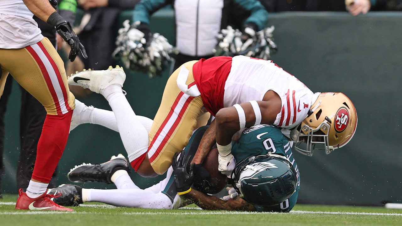 Eagles strike first after DeVonta Smith's incredible 'catch,' but replay  disputes the grab