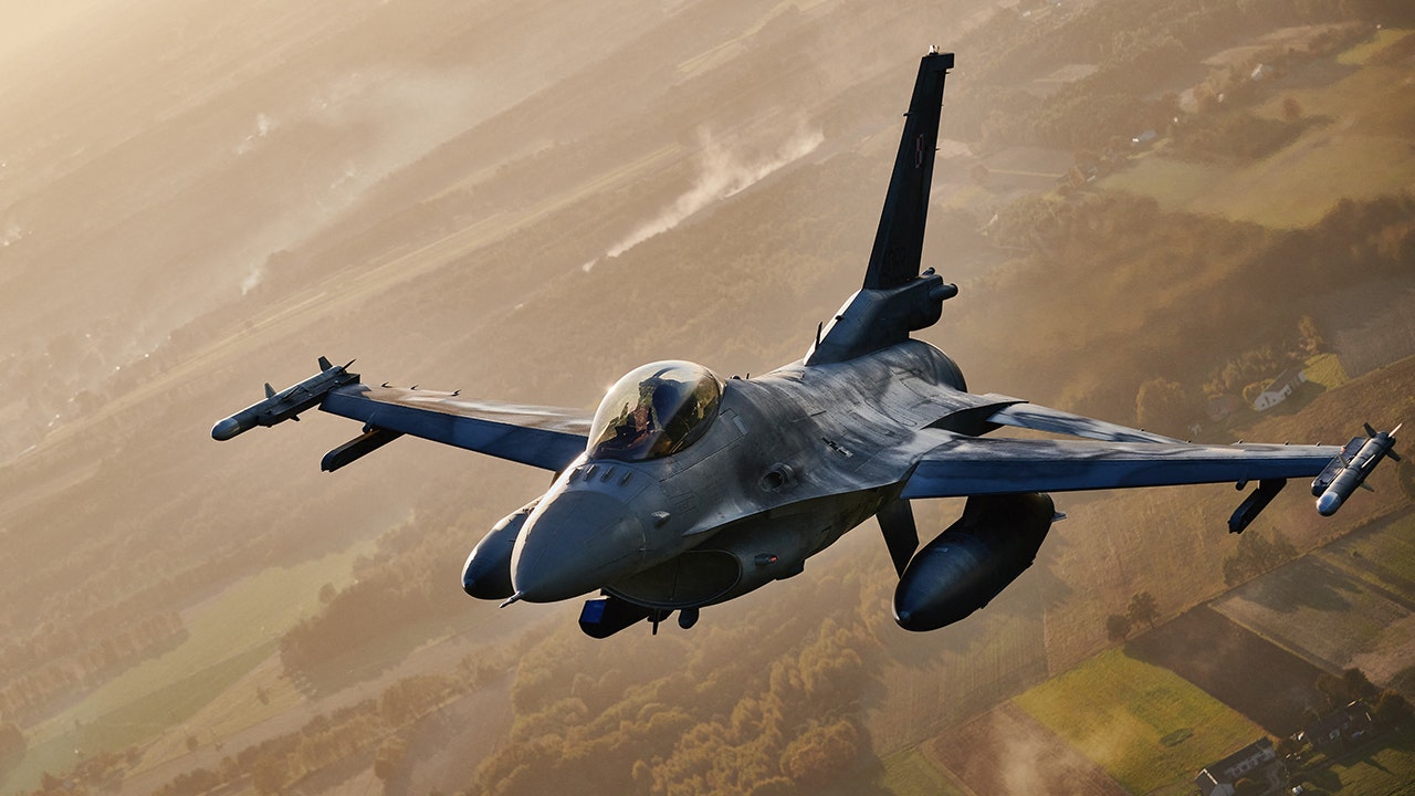 La administración de Biden revela un plan para capacitar a pilotos ucranianos en F-16 y “decidirá” cuándo y quién proporcionará los aviones.