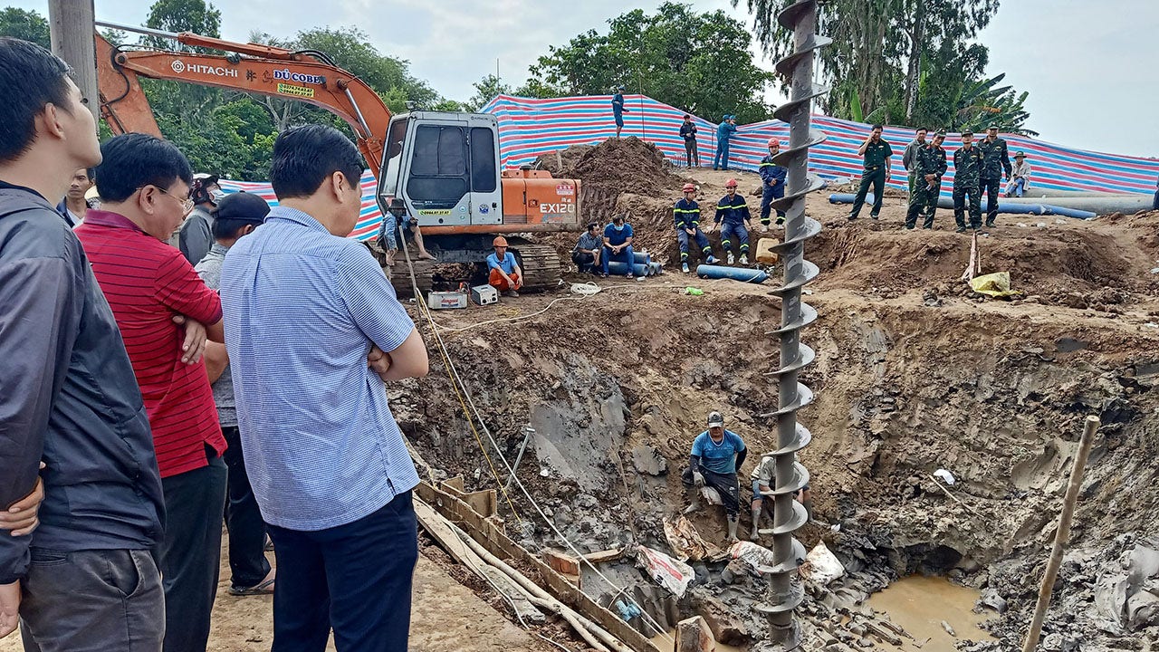 Retter in Vietnam versuchen, einen Jungen zu retten, der seit Silvester in einer 35 Meter hohen Betongrube gefangen ist