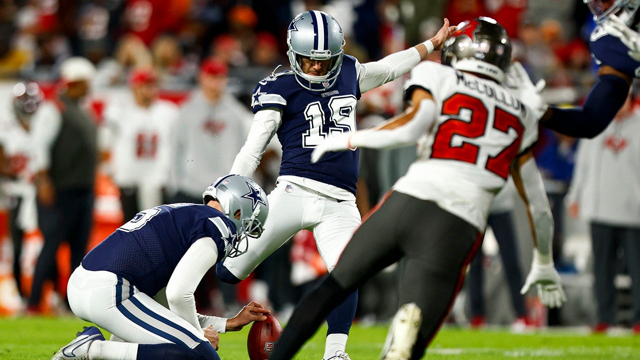 Dallas Cowboys sign kicker Tristan Vizcaino as insurance after