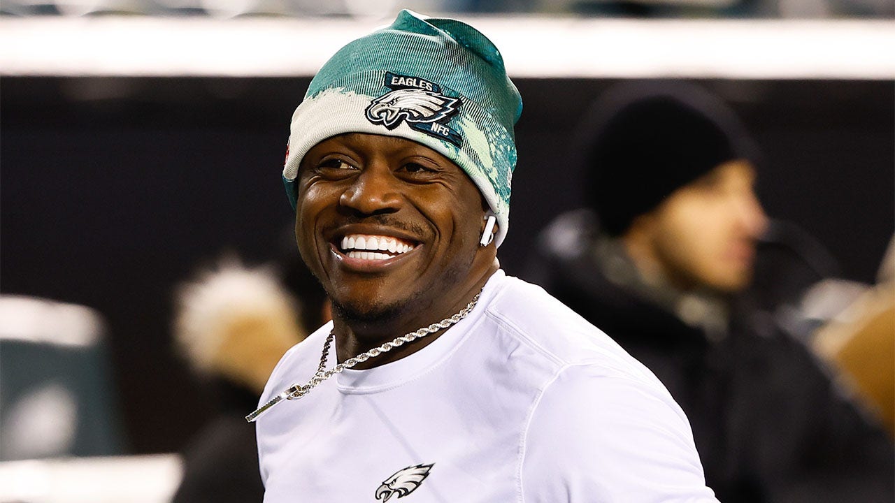 Eagles A.J. Brown narrowly escapes collision with car during charity bicycle ride