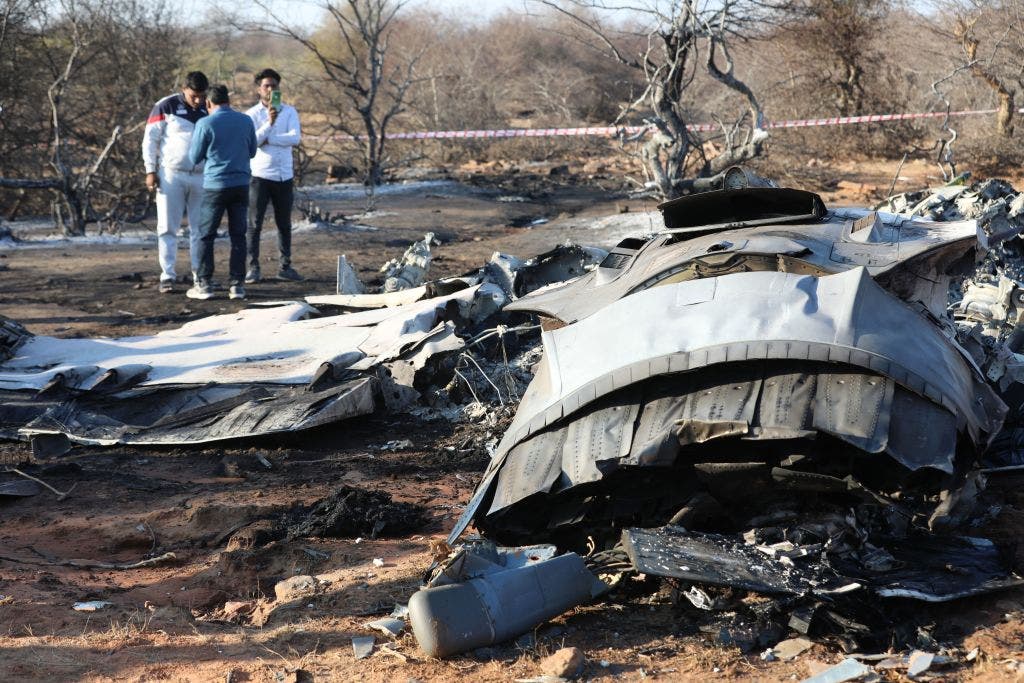 Caças da Força Aérea Indiana caem no ar, piloto morto: veja os destroços