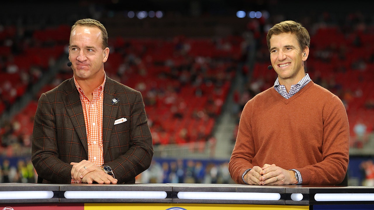 Eli Manning unleashes hilarious roast of brother Peyton Manning after a Sports Emmy win