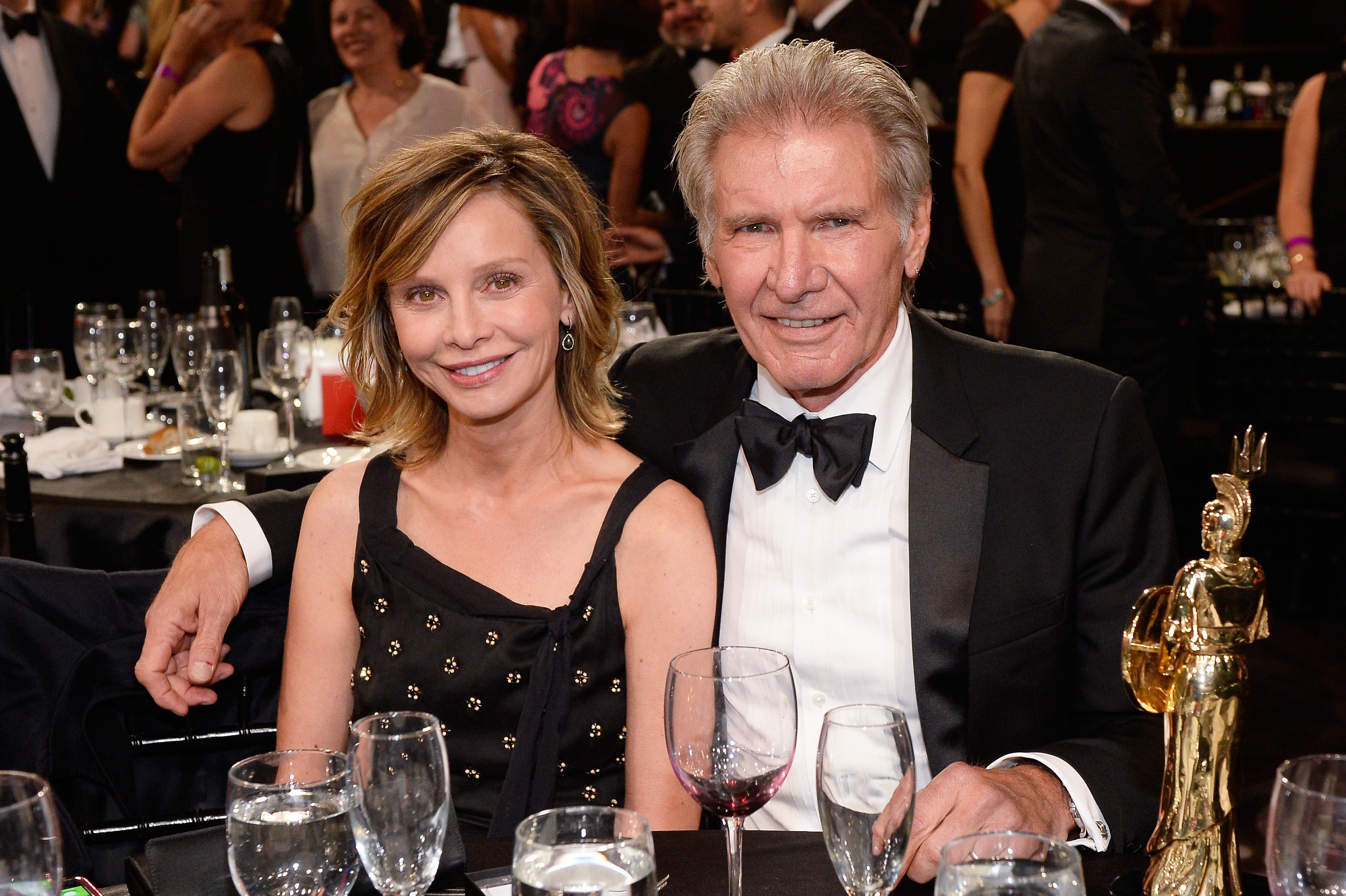 Une beauté malgré l’âge : Harrison Ford emmène sa femme sur le tapis ...