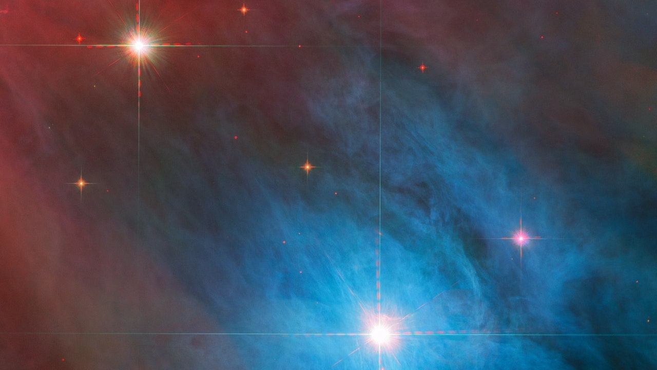 Hubble zachytil úžasné duo hvězd v mlhovině v Orionu, vzdálené 1450 světelných let