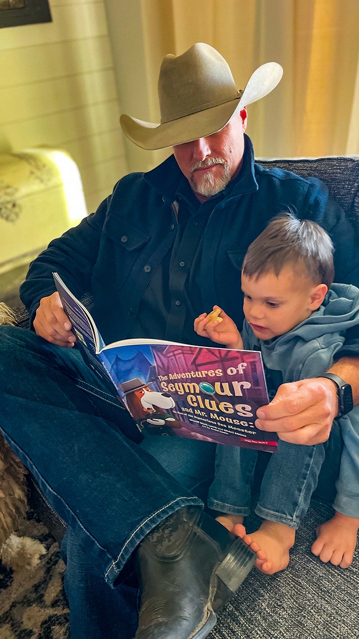 Sheriff Mark Lamb reads to a grandson