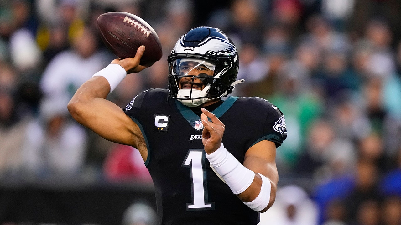 Jalen Hurts leads Eagles to firstround bye in win over Giants Fox News