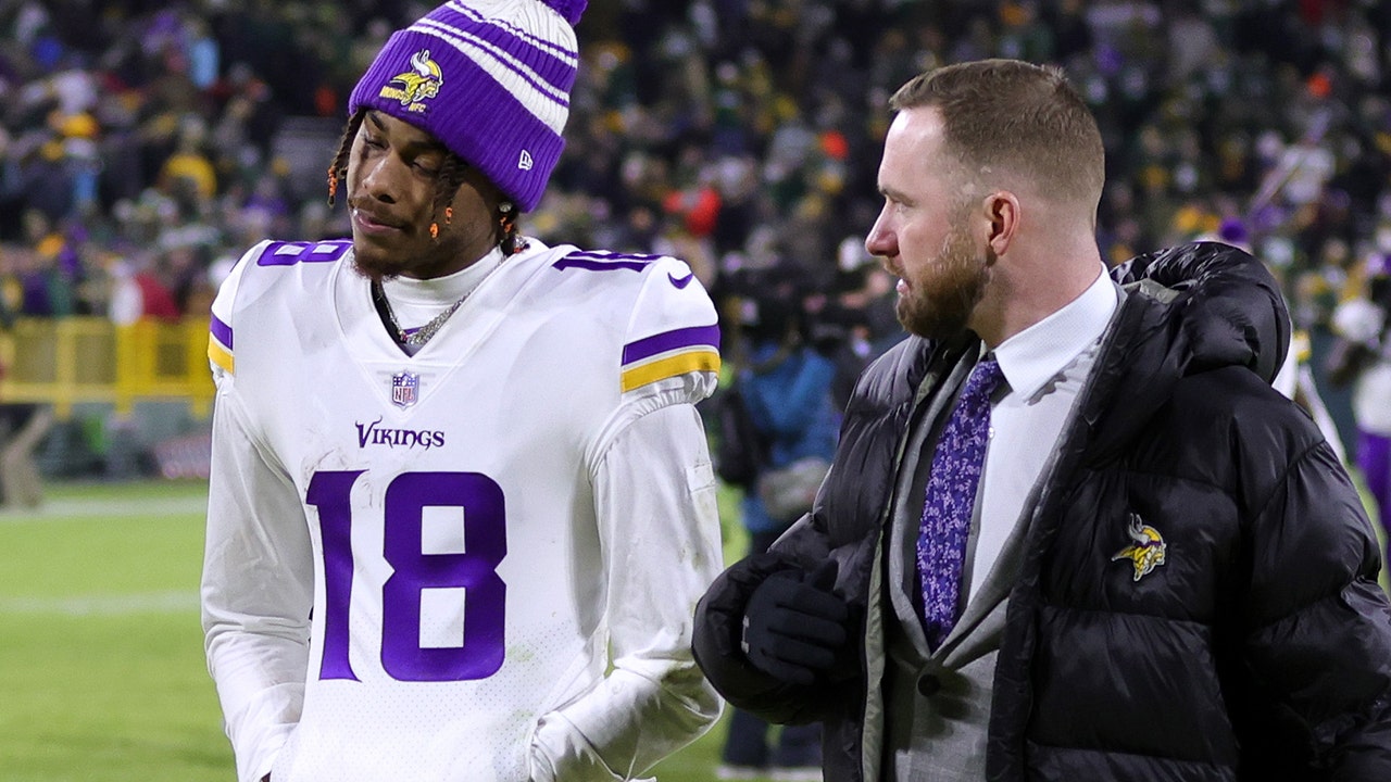 Vikings' Justin Jefferson hits ref in back with helmet as