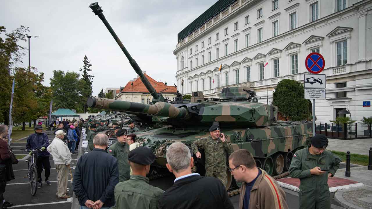 Poland's president to meet with prime minister to discuss Ukraine's request for Western-made battle tanks