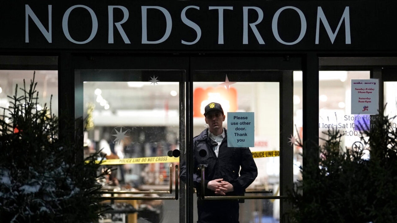Holiday shopping: 5 tips to stay safe from self-defense expert