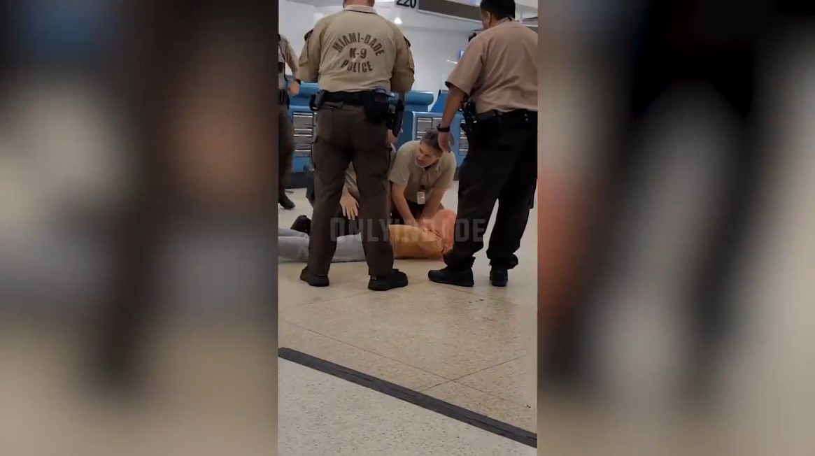 Florida police break up wild fight between two women and airline ...