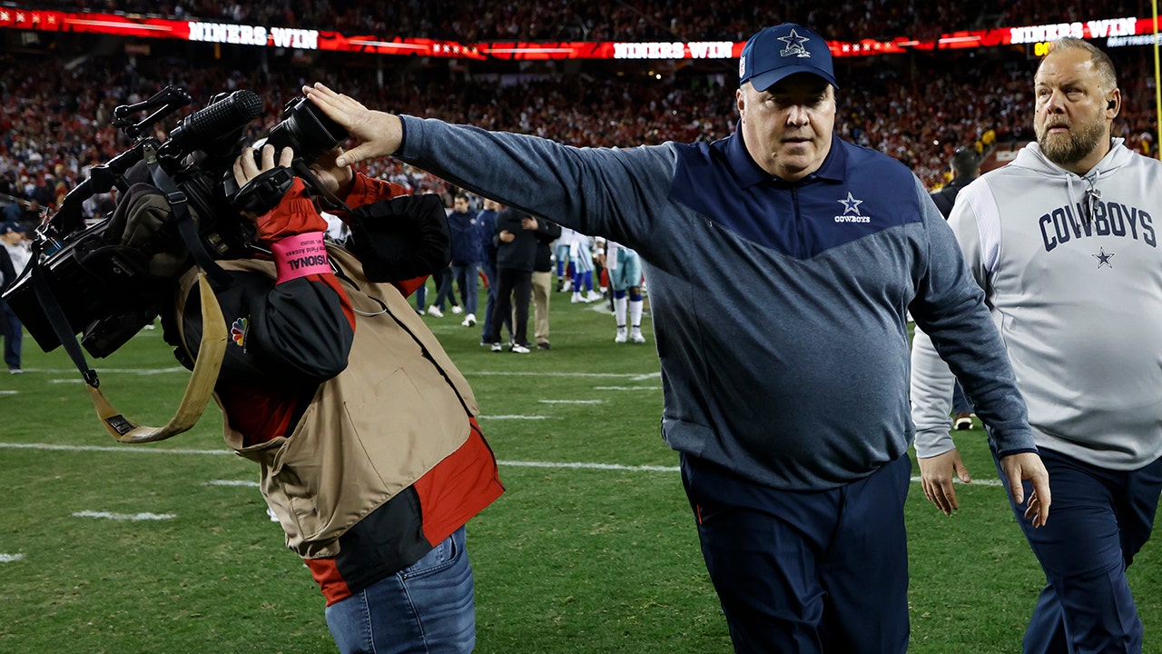 Dallas Cowboys head coach Mike McCarthy, left, and offensive