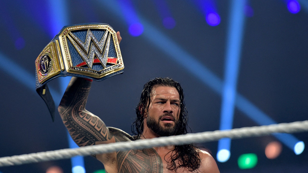 Roman Reigns defendendo os títulos da WWE no Royal Rumble;  Sami Zayn se transforma em herói e causa grande reação do público
