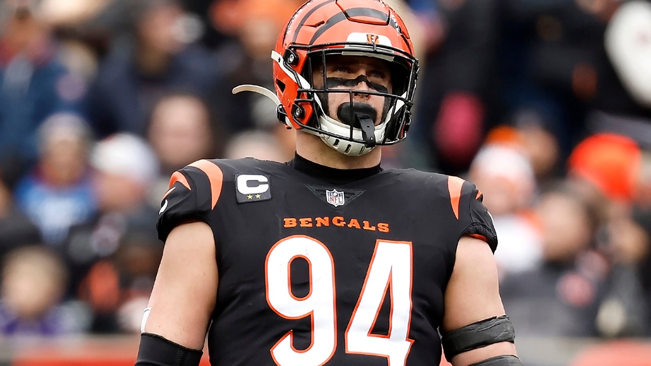 Bengals' Sam Hubbard makes NFL history with game-changing fumble return for  touchdown