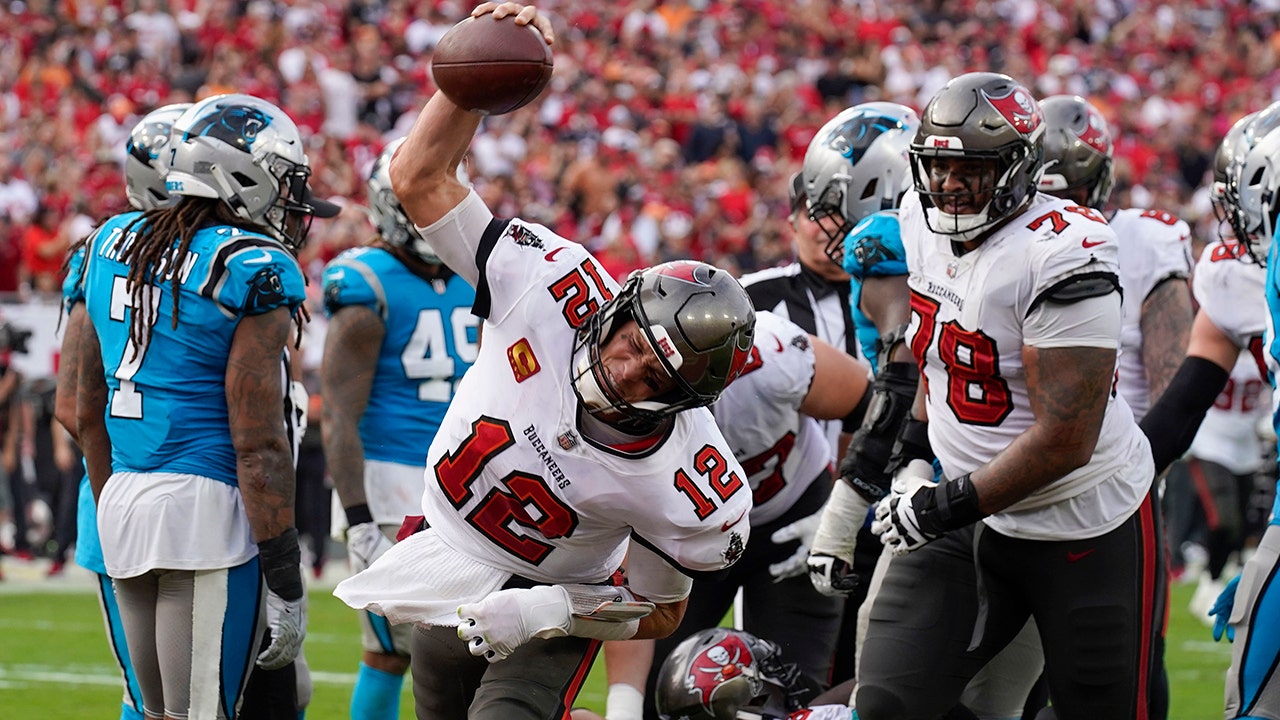 Tom Brady, Mike Evans torch Panthers, secure NFC South with