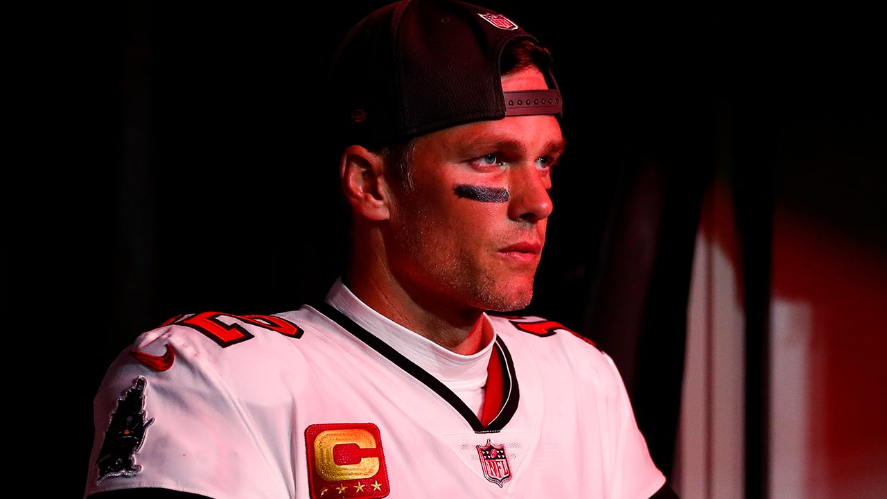 Photos: Rob Gronkowski 'steals' Tom Brady's jersey