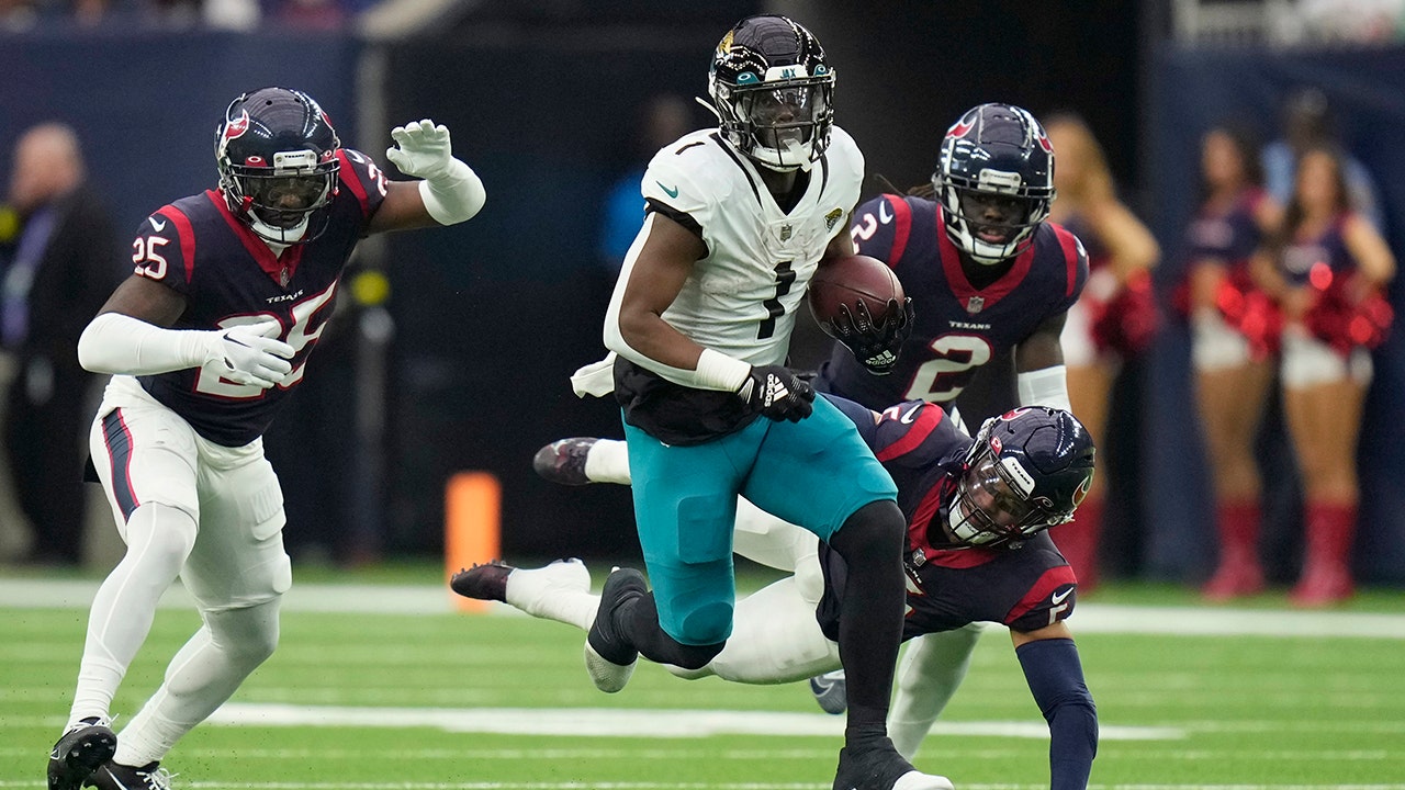 Jags return fumble for TD, beat Titans for AFC South title