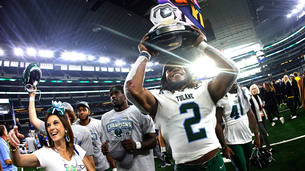 Tulane scores 16 points in under 5 minutes to shock USC at Cotton Bowl