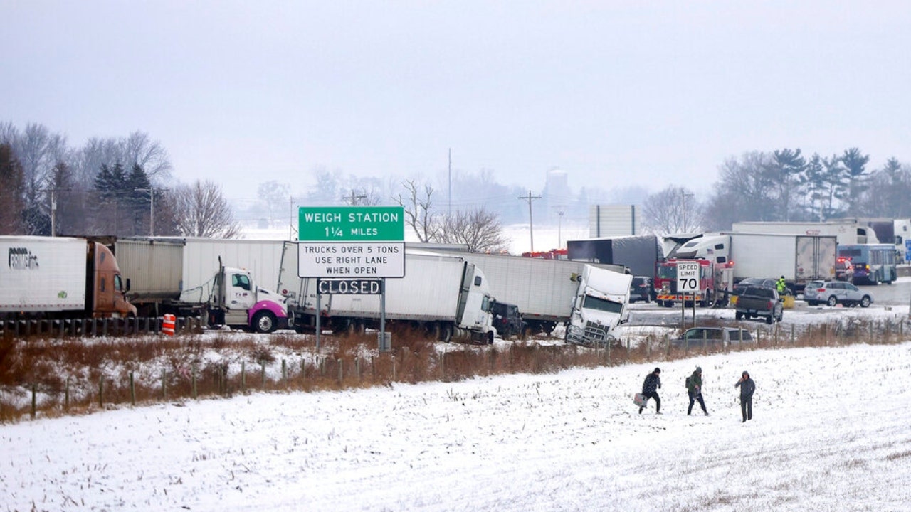 27 feridos após um enorme engavetamento de 85 veículos em Wisconsin bloquear a principal interestadual por horas em ambas as direções