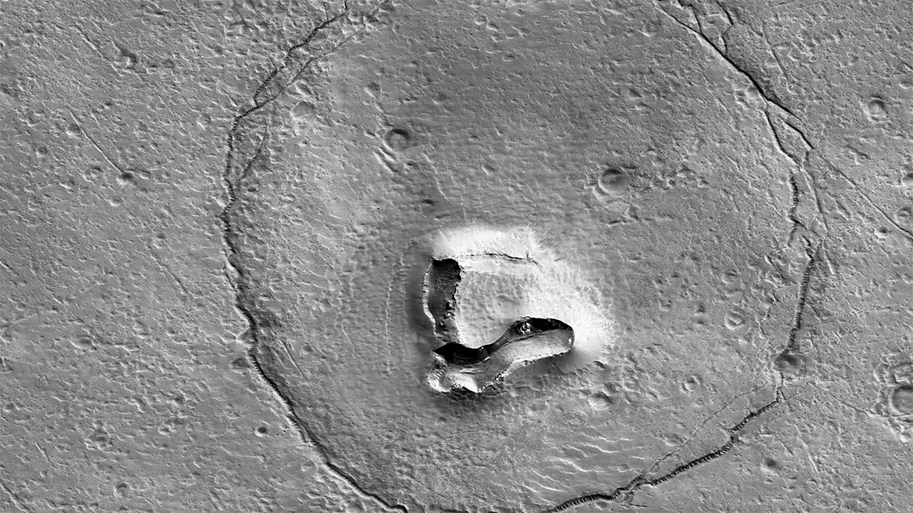 ناسا تلتقط صورة “وجه دب” على سطح المريخ