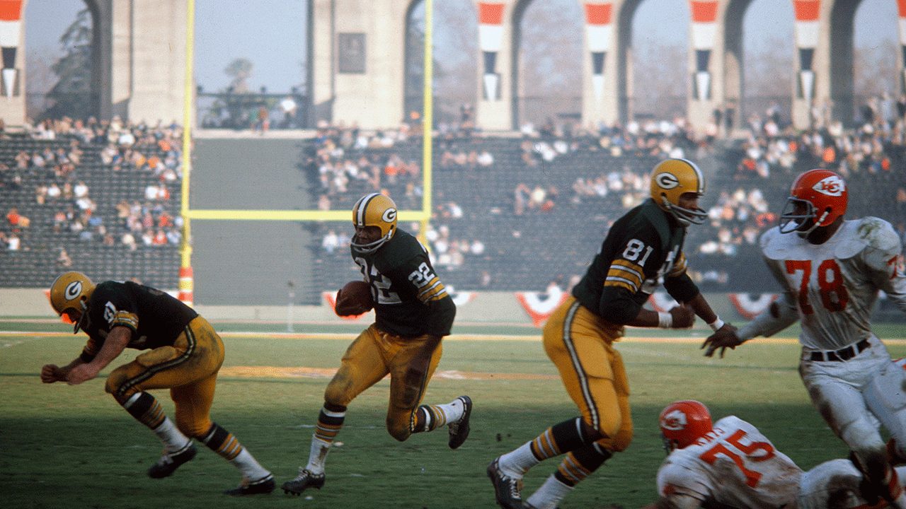 Elijah Pitts of the Green Bay Packers running the ball during Super Bowl I