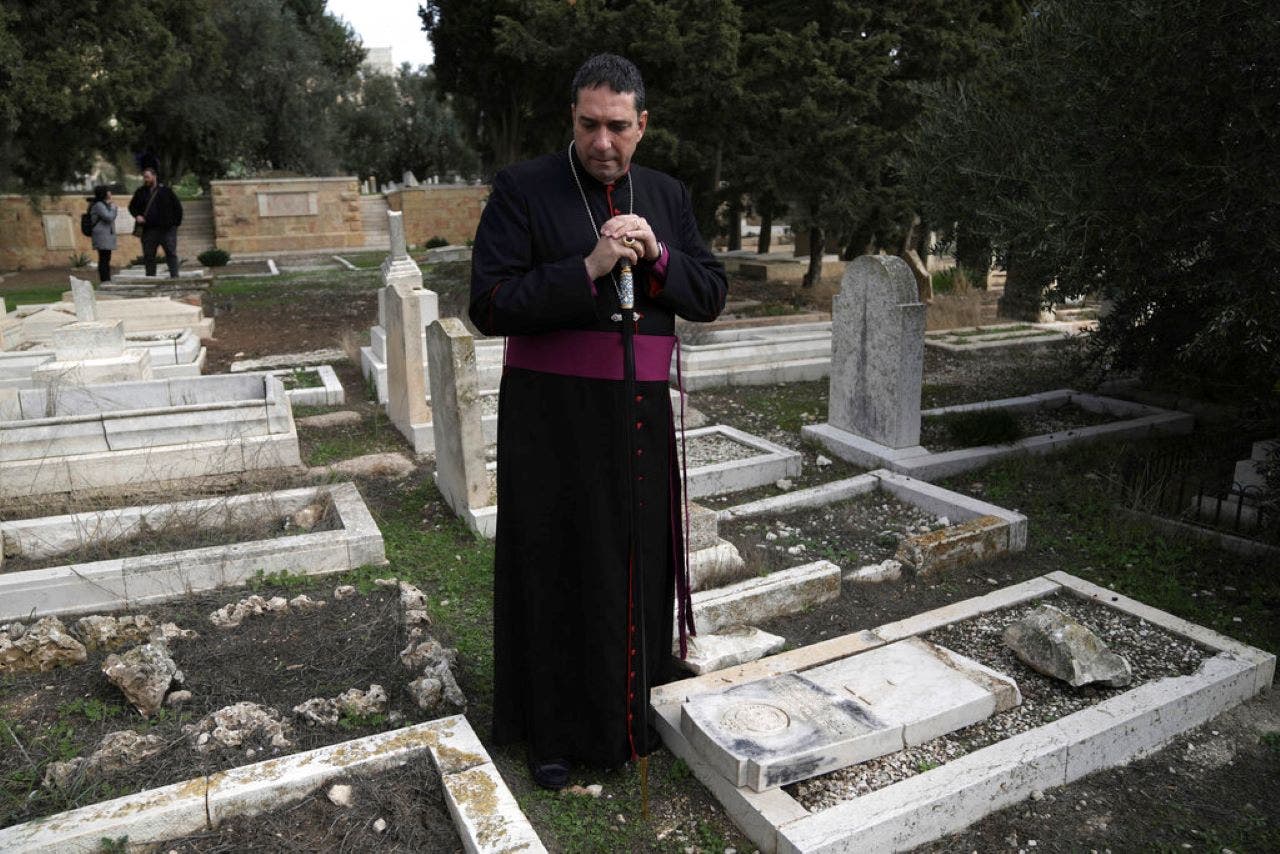 エルサレムの歴史的な墓地にある数十のキリスト教徒の墓の打倒と汚損：「明らかなヘイトクライム」