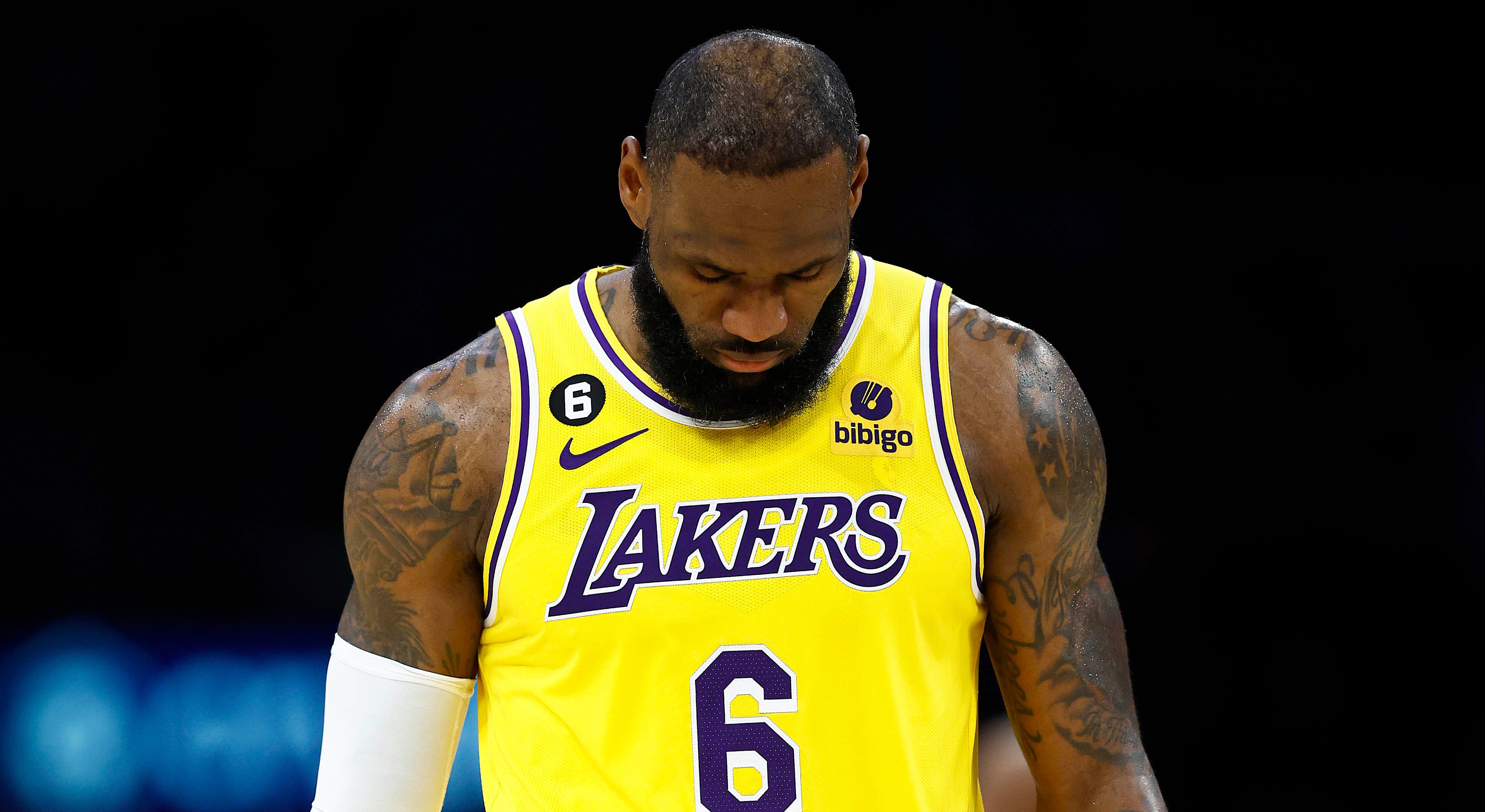 LeBron James Looks Fed Up On Lakers Bench After Dropping 46 Points In 