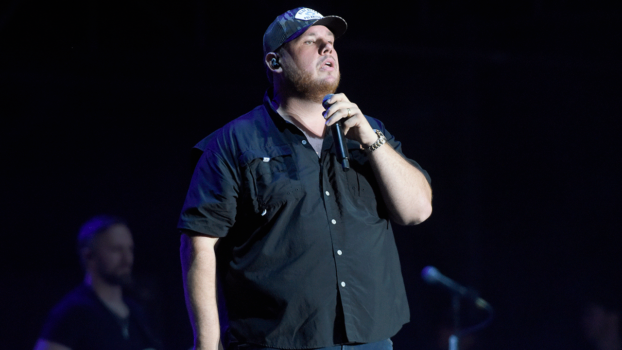 Luke Combs performing at 2022 BottleRock festival