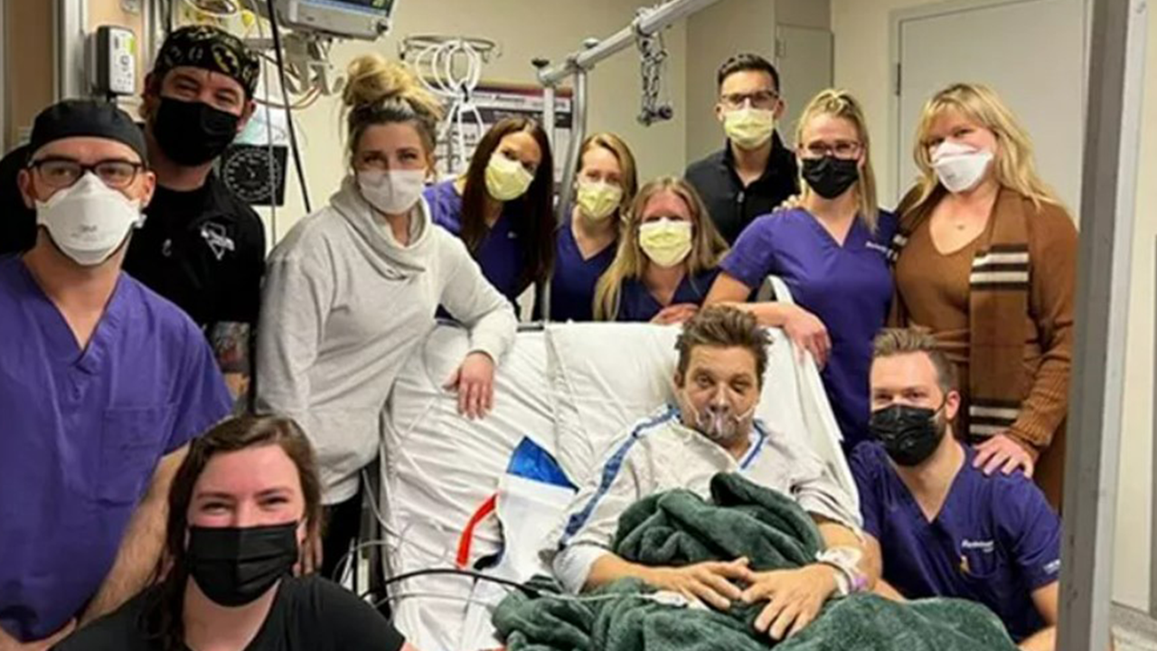 Jeremy Renner publica foto do hospital, agradecendo equipe médica em atualização de recuperação
