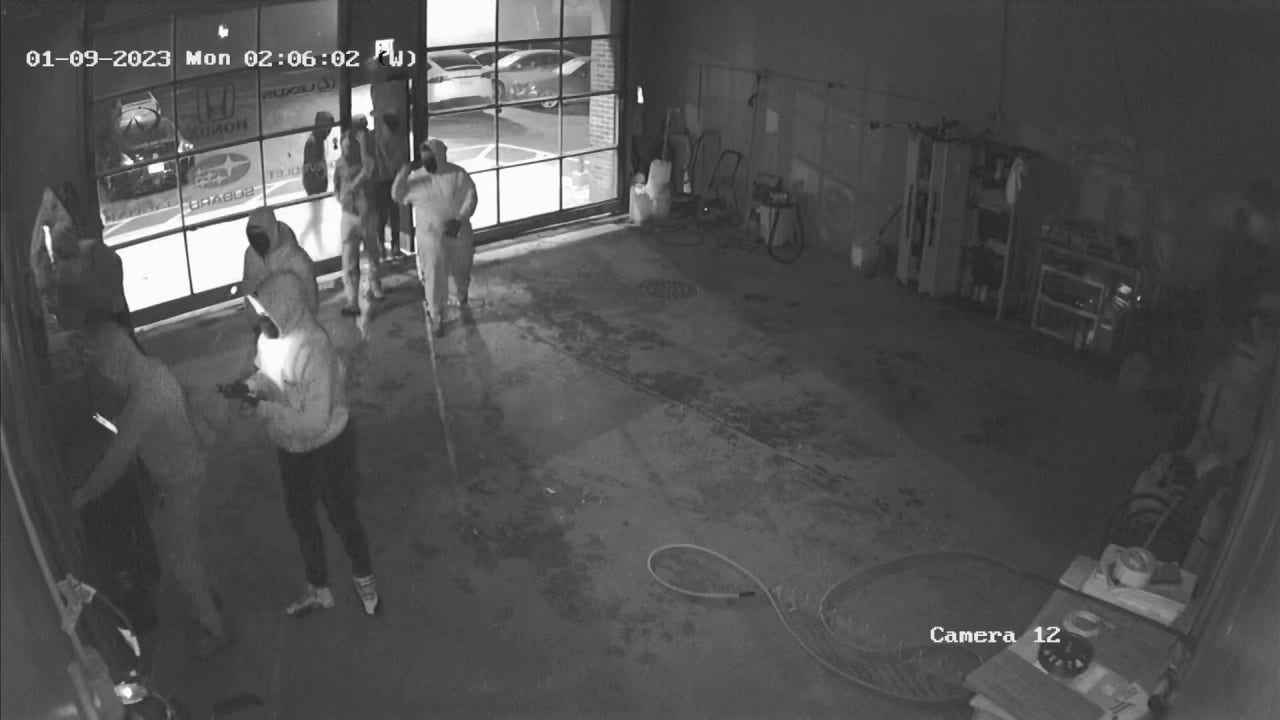 Chicago surveillance video shows 10 thieves breaking in to luxury ...
