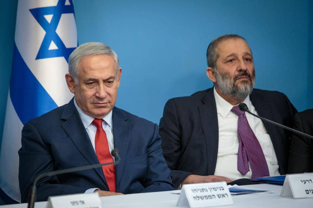 Netanjahu valdība cieš juridisku sakāvi, Izraēlas tiesai liedzot ministram pildīt pienākumus