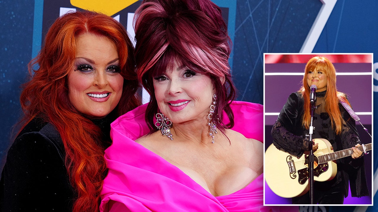 Wynonna Judd recalls last performance with mom Naomi Judd: 'She was very fragile'