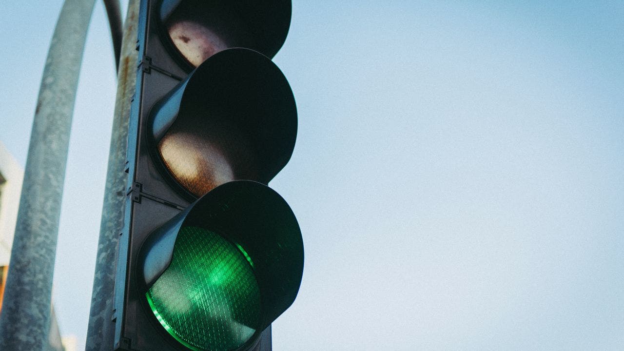 Should a fourth light be added to traffic signals for autonomous cars?