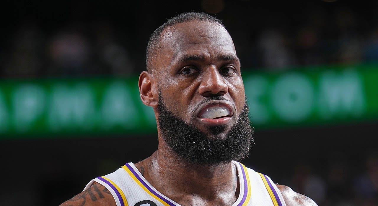 Lakers' LeBron James expected to miss 'extended period of time' with foot injury: report