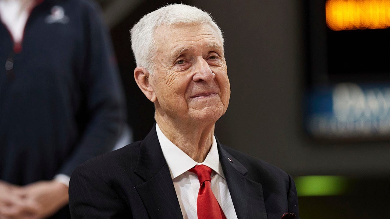 El legendario entrenador de baloncesto masculino de Virginia, Terry Holland, muere a los 80 años